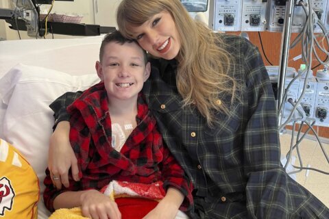 Taylor Swift makes surprise visit to Kansas City children’s hospital