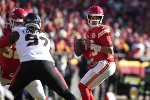 Mahomes throws for TD and runs for score as Chiefs beat Texans 27-19 to close in on No. 1 seed