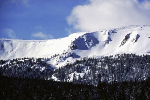 174 Colorado skiers and snowboarders rescued after a lift cracks