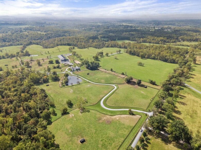 Manicured grounds of Bolinvar Stone Manor