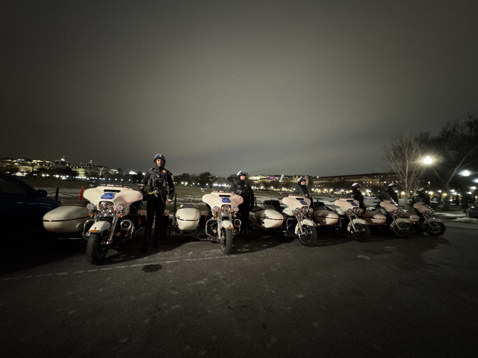 policiais ao lado de suas motocicletas