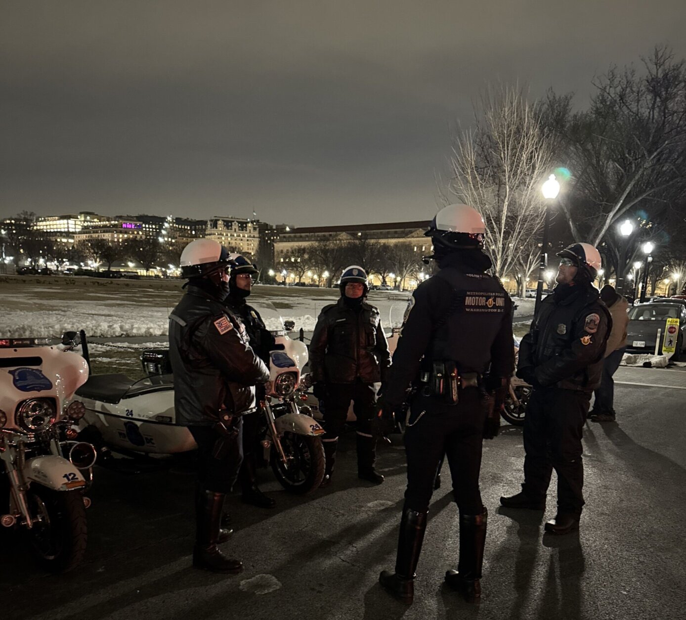 policiais perto de motocicletas