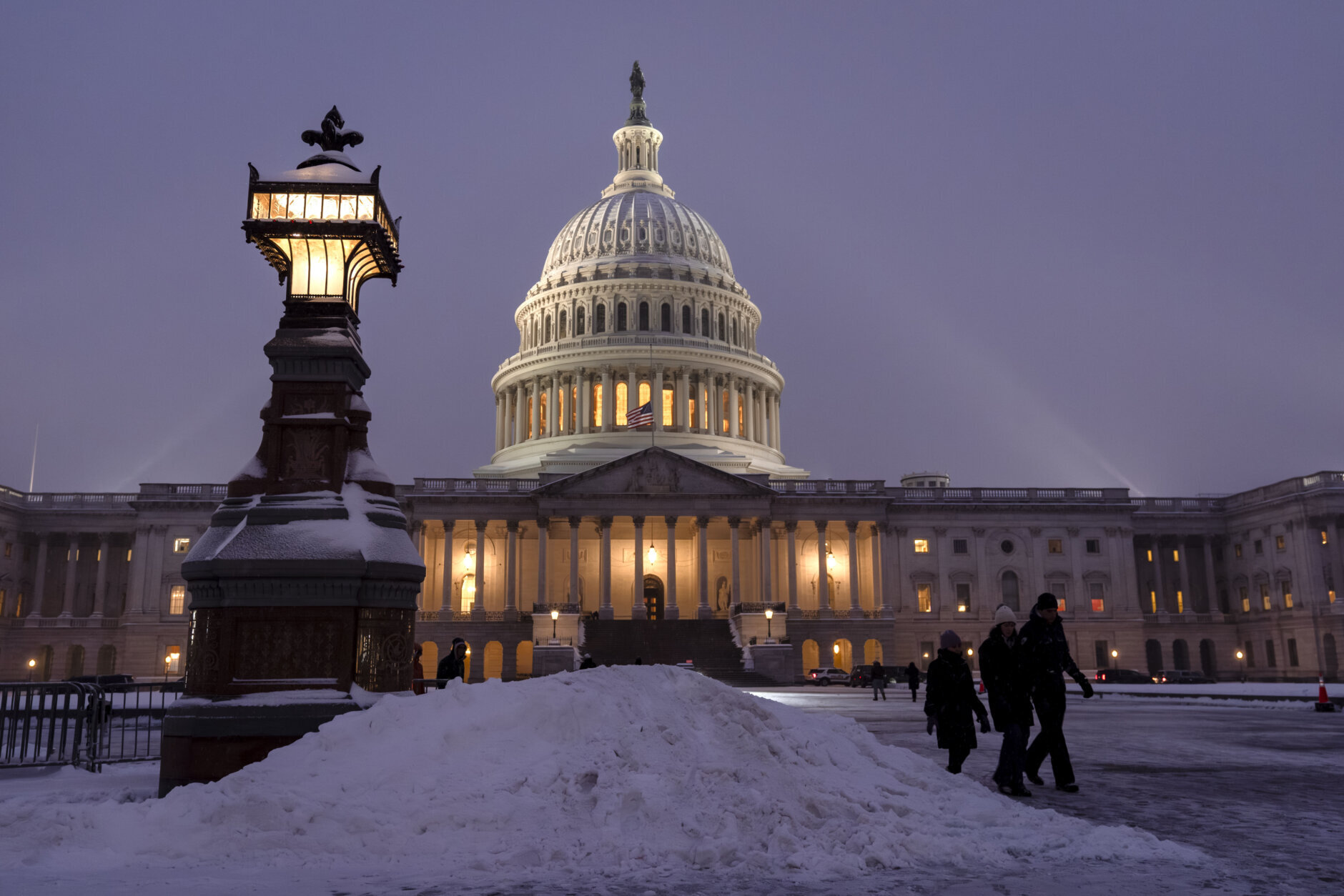 Snow on US Capitol