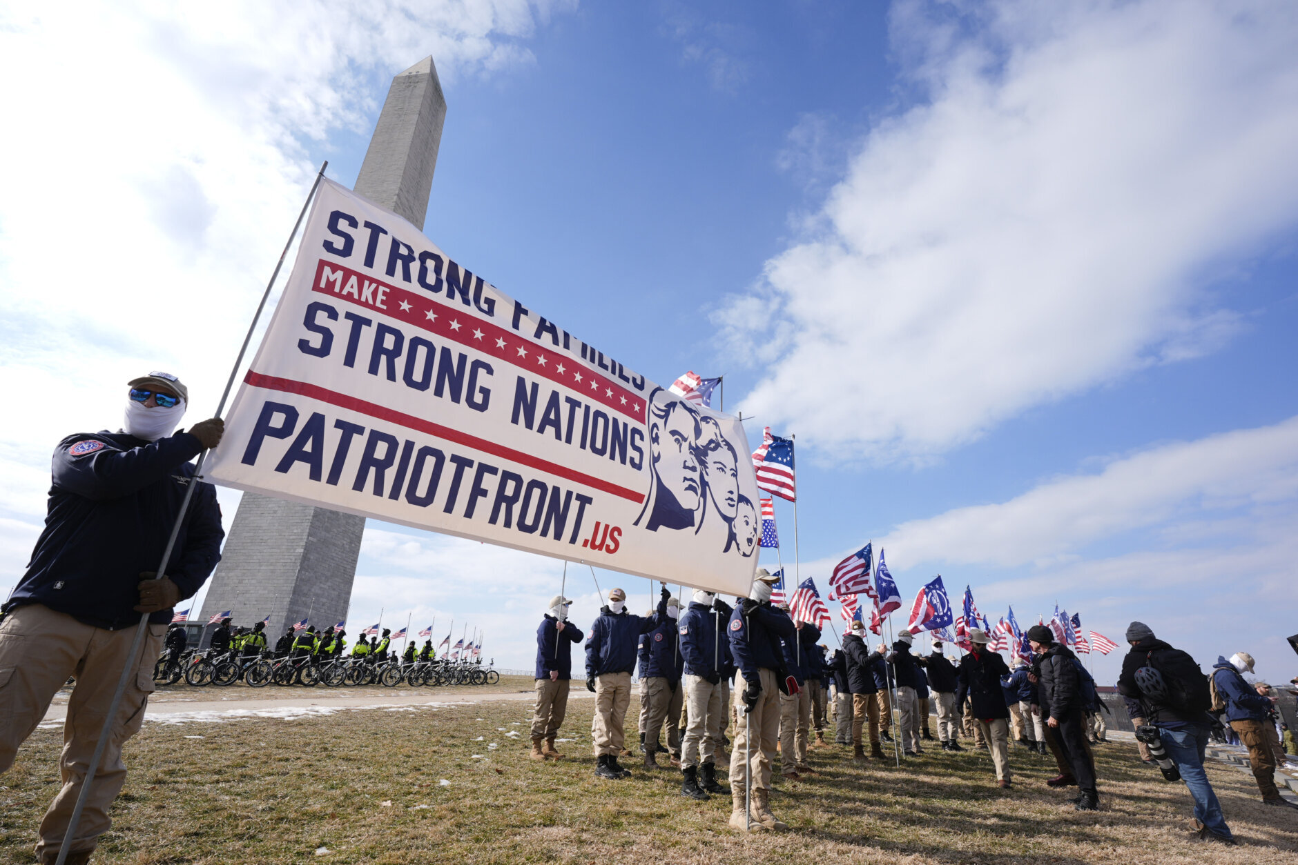 Membros de um grupo que se chamam Frente Patriota, comemoram perto do Monumento de Washington e perto da manifestação de marcha pela vida no National Mall, sexta -feira, 24 de janeiro de 2025, em Washington. (AP Photo/Manuel Balce Ceneta)