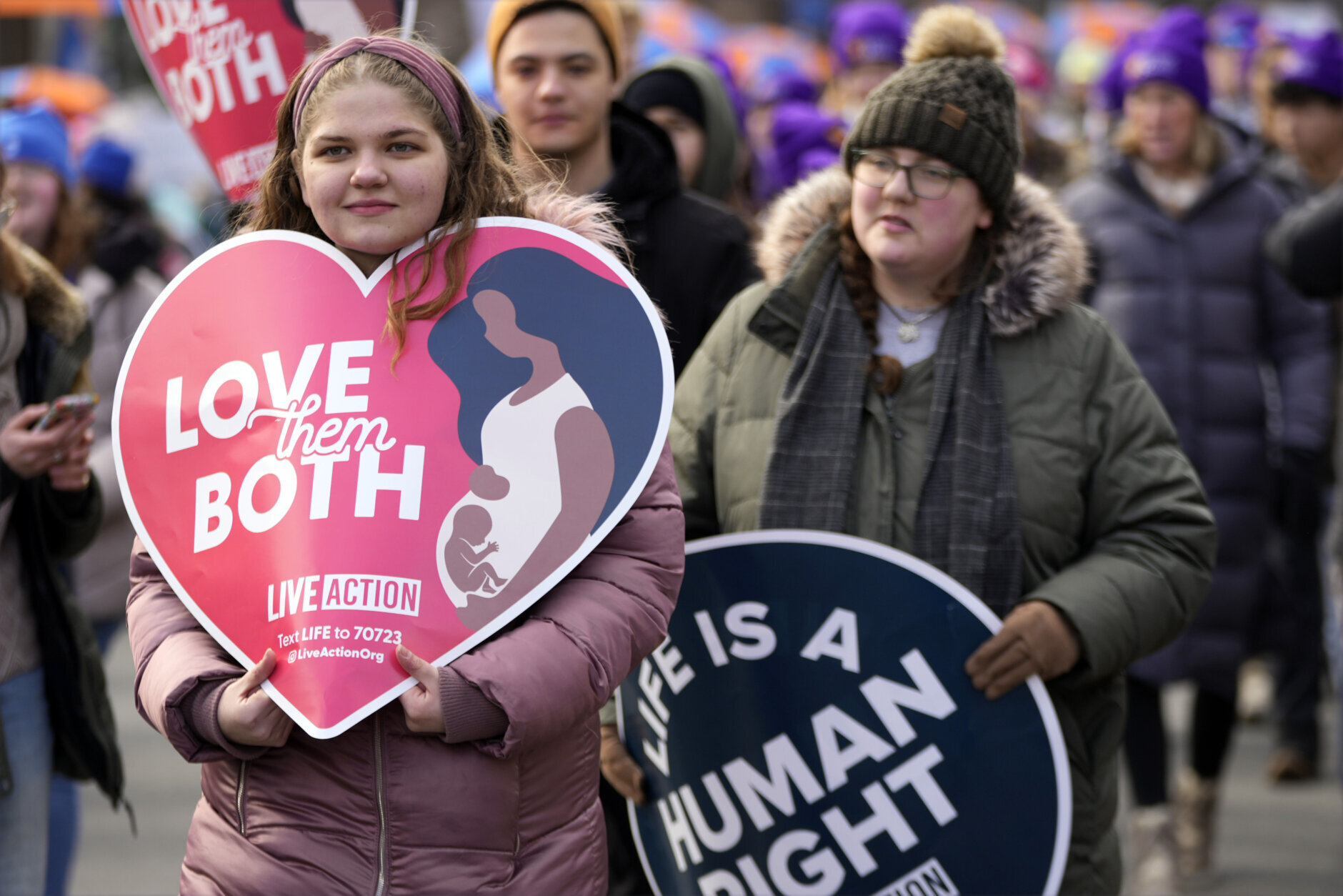 Pessoas que participam do March for Life anual, caminham do Monumento de Washington até a Suprema Corte, sexta -feira, 24 de janeiro de 2025, em Washington. (AP Photo/Ben Curtis)