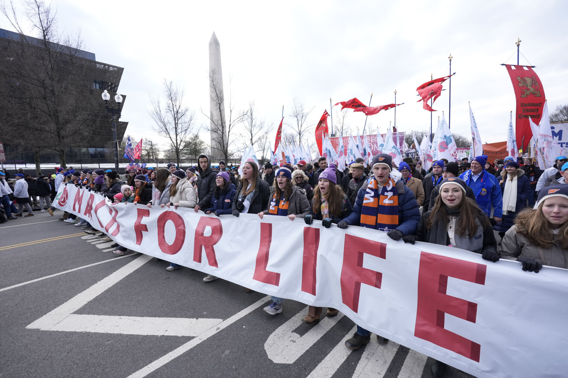 Pessoas que participam do March for Life anual, caminham do Monumento de Washington até a Suprema Corte, sexta -feira, 24 de janeiro de 2025, em Washington. (AP Photo/Manuel Balce Ceneta)