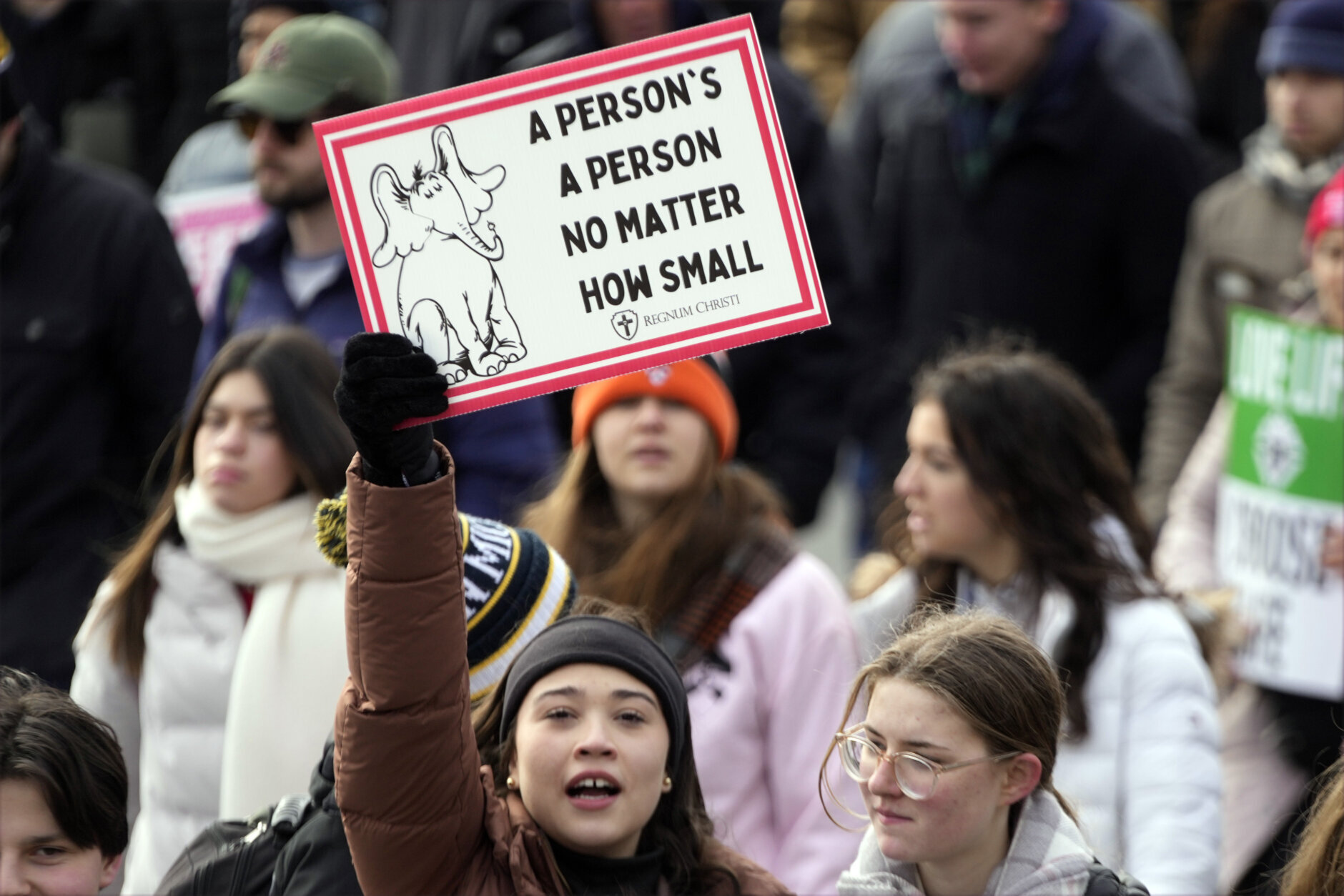 Pessoas que participam do March for Life anual, caminham do Monumento de Washington até a Suprema Corte, sexta -feira, 24 de janeiro de 2025, em Washington. (AP Photo/Ben Curtis)