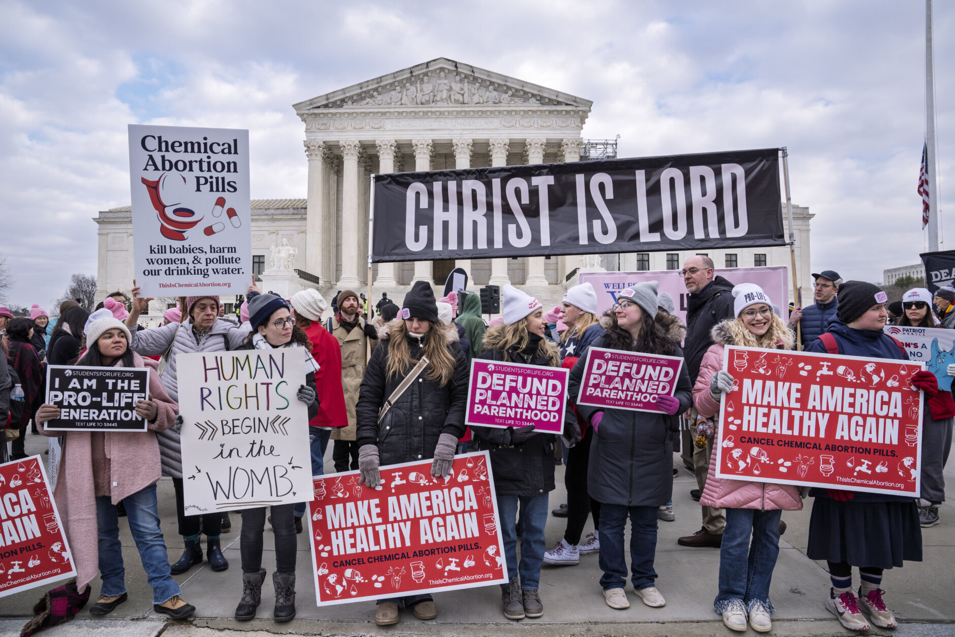 Ativistas anti-aborto passam pela Suprema Corte na Marcha Anual para a Vida, em Washington, sexta-feira, 24 de janeiro de 2025. (AP Photo/J. Scott Applewhite)