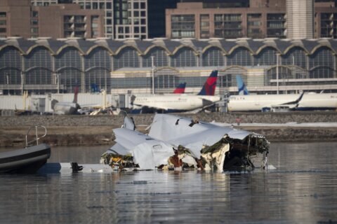 Recovery efforts restart on Potomac River as divers search for plane crash debris