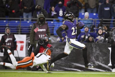 Ravens wrap up the AFC North with a 35-10 rout of Cleveland; Jackson surpasses 4,000 yards passing