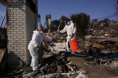 Weeks after fire ravaged the Pacific Palisades, residents return to dig for their mementos