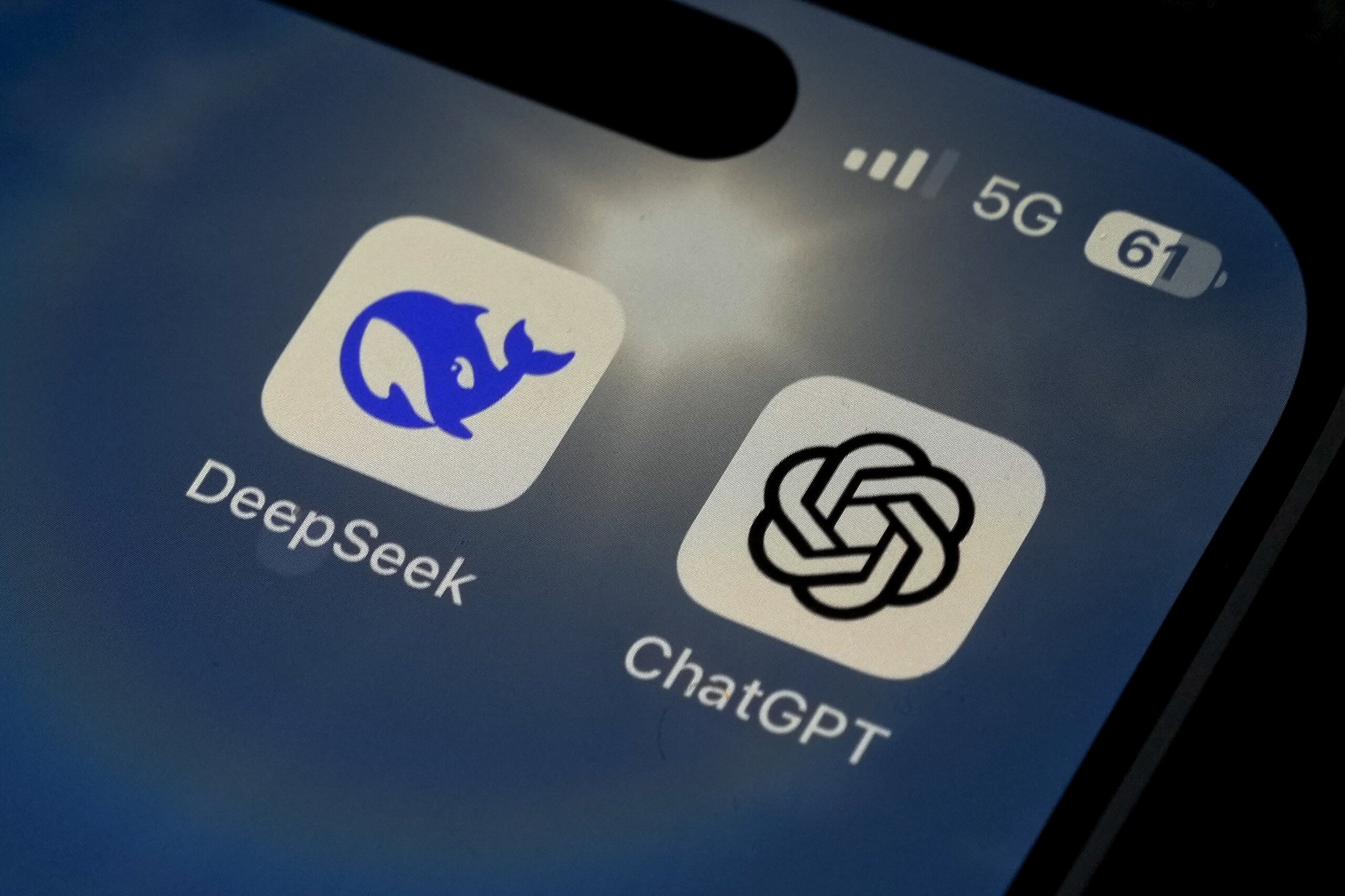 The new DEEPSEEK and Chatgpt Chatbot answer sensitive questions about China differently