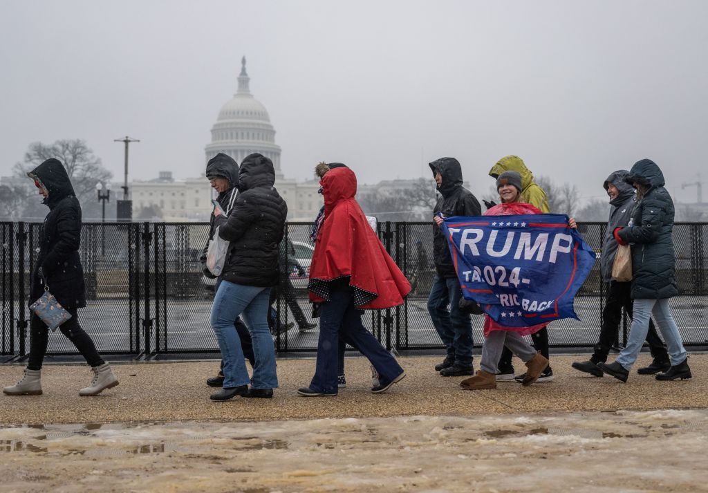 Apoiadores de Trump fazem fila no National Mall, perto do Capitólio dos EUA