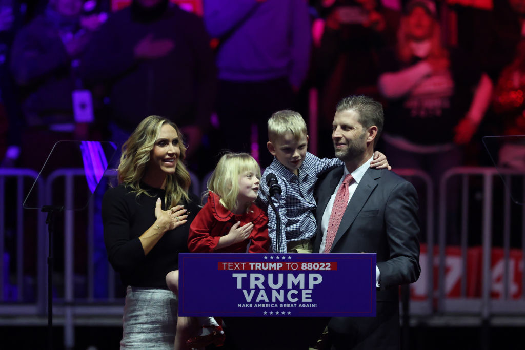 Eric Trump e Lara Trump com os filhos Carolina e Luke