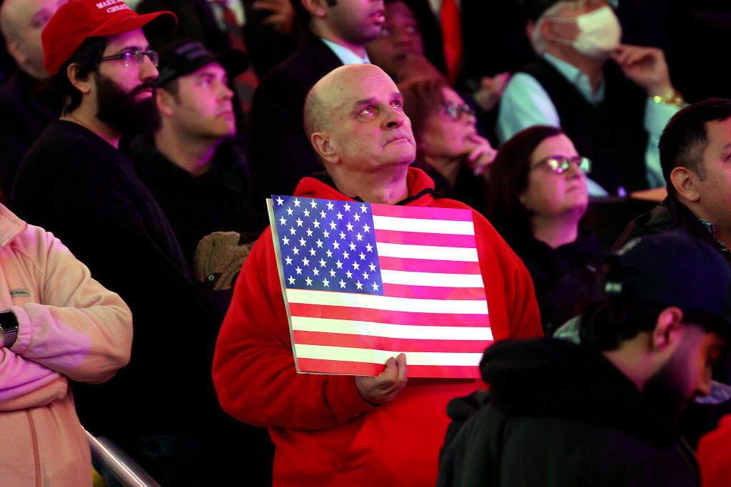 Membro do público segurando uma bandeira americana