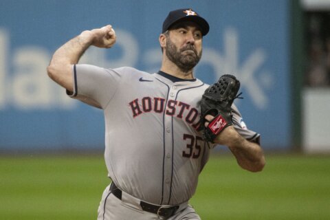 Justin Verlander and the Giants agree to a $15 million, 1-year contract, AP source says