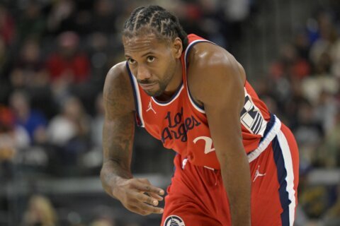 Clippers’ Kawhi Leonard leaves team before game in Denver because of wildfires in LA area