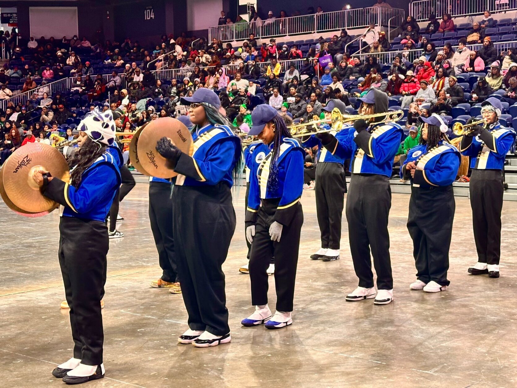 banda marcial se apresenta na quadra de basquete