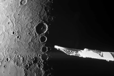 Spacecraft buzzes Mercury’s north pole and beams back stunning photos