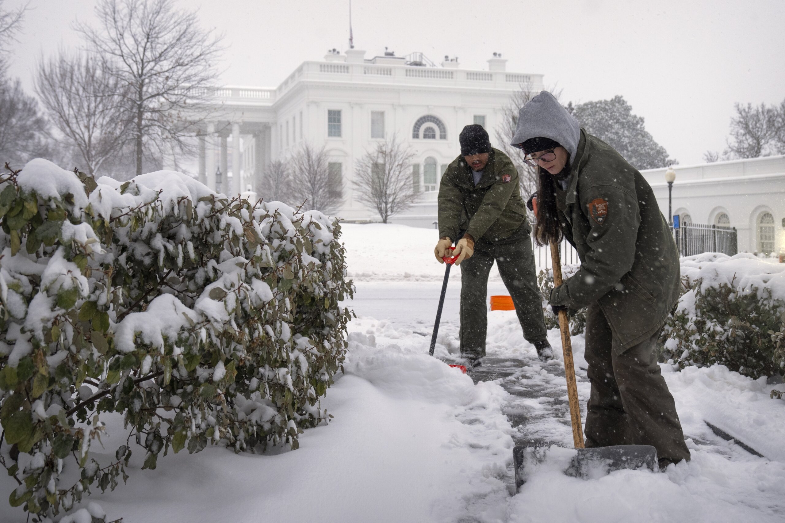 second spherical of storm from snow dumps extra flakes on DC space, shuts down Reagan Nationwide runways – WTOP Information