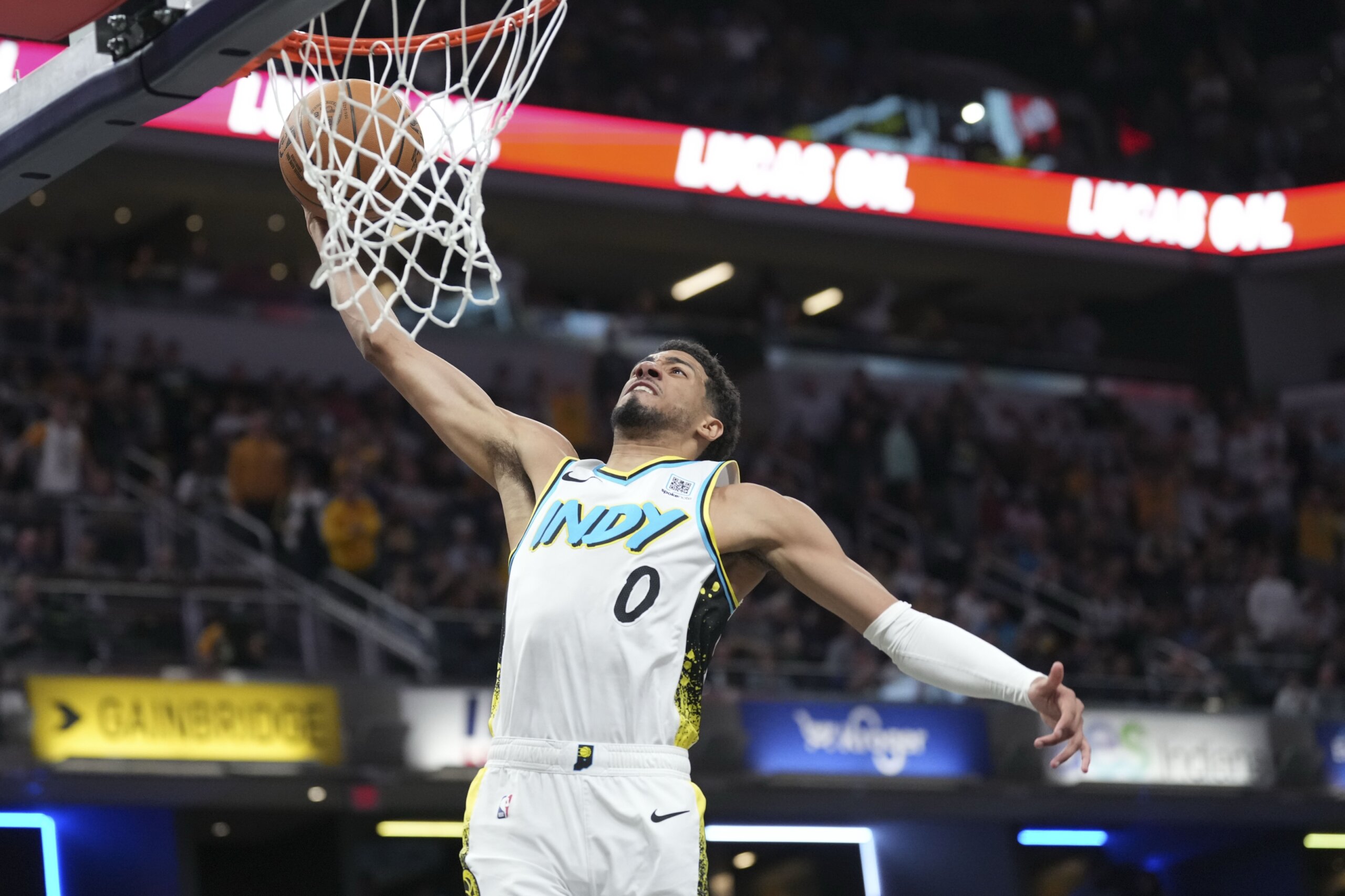 Pacers’ Tyrese Haliburton converts last-second ‘football play’ into 4 points to stun Bucks - WTOP News