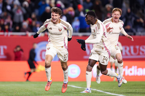 Murrell scores on bicycle kick in stoppage time to help DC United tie Fire 2-2