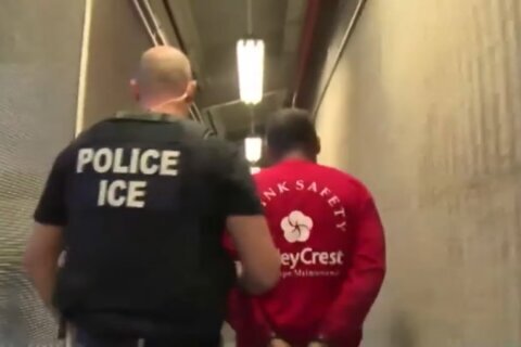 Gobierno de Trump prevé deshacerse de algunos almacenes adquiridos para centros de detención