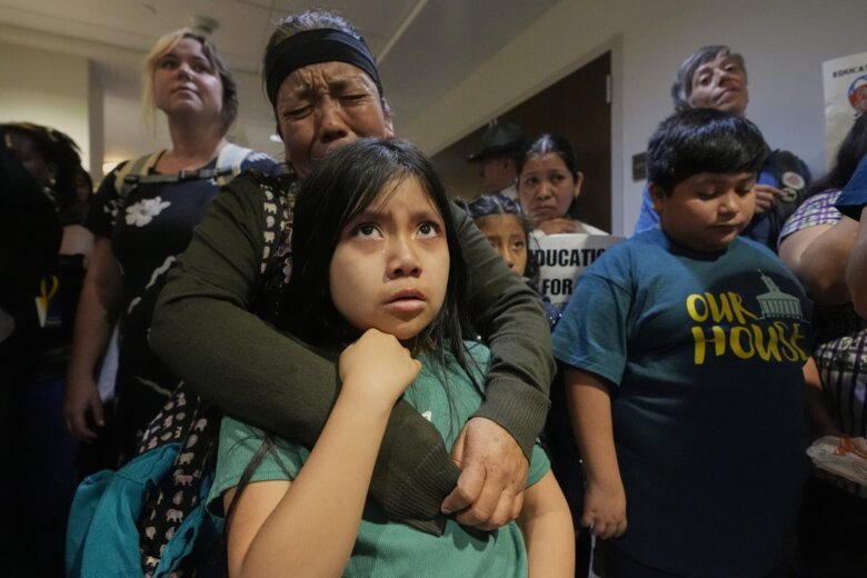 ‘¿Conoces a la migra?’: Fear of ICE raids creating anxiety for Arlington students