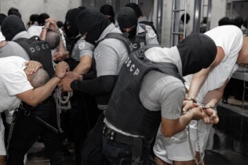 A federal appeals court ruled to uphold a lower court order on the case surrounding the deportation flights containing Venezuelan migrants to El Salvador's CECOT mega-prison. This comes as the Trump administration argues the move was lawful citing the Alien Enemies Act of 1798. ormer Deputy Assistant Attorney General Tom Dupree joined CBS News with more on the decision.