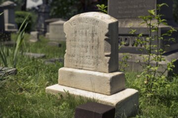 Ye Washon tombstone