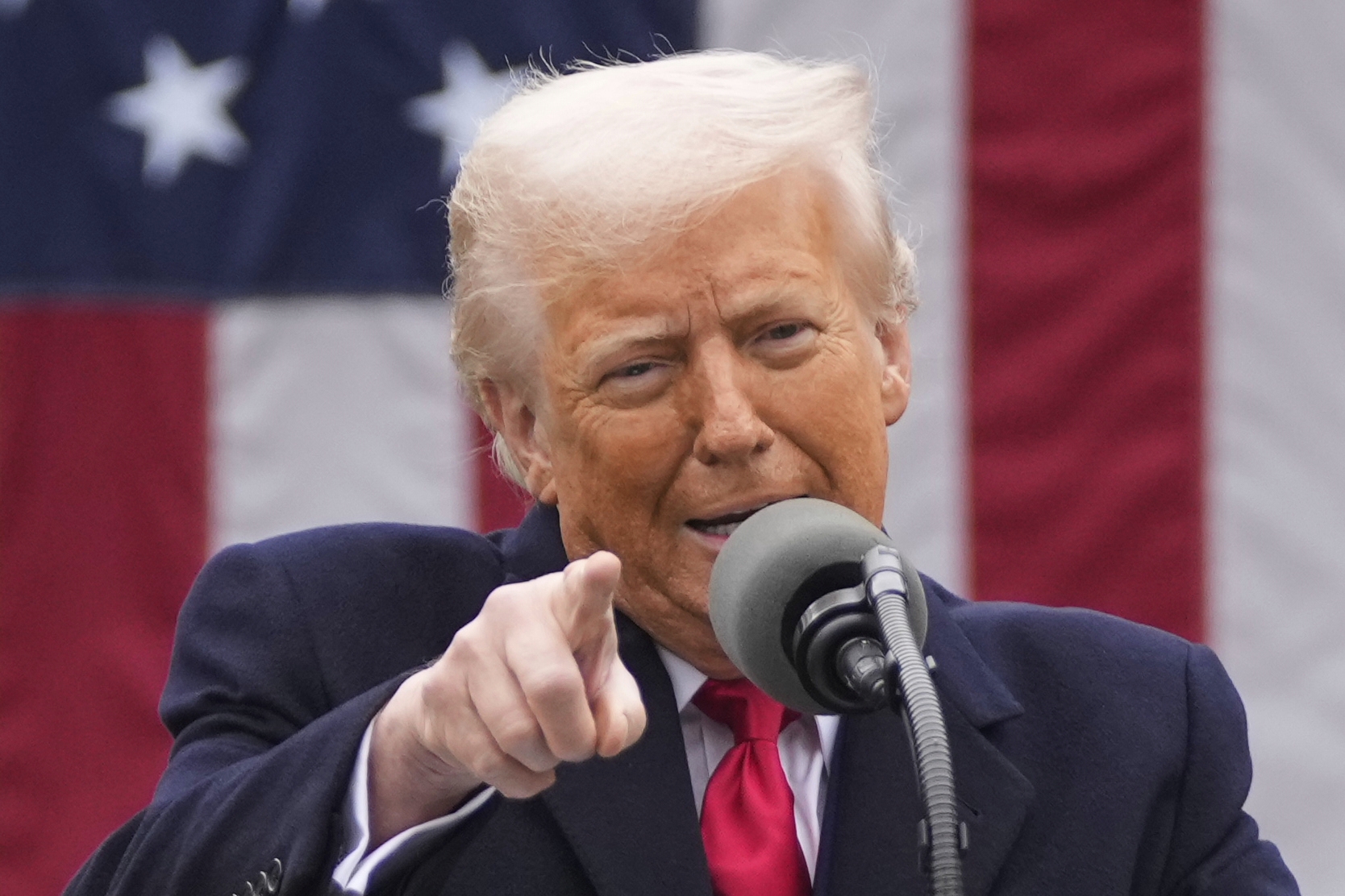 トランプ税法案は、赤字に2.4兆ドルを追加し、さらに1,090万人を無保険に残すとCBOは言います