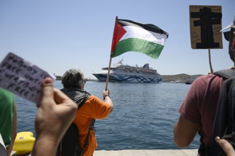 Protest against Gaza war prevents Israeli visitors from touring Greek island