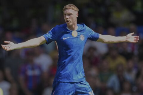 Arsenal wins 1-0 at Man United as Chelsea held by Palace in Premier League