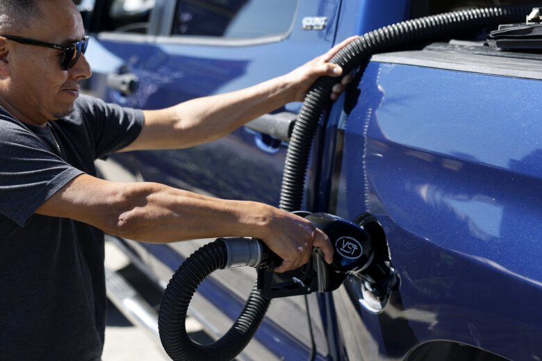 Gas prices fall to below $3 per gallon average nationally for first time in 4 years