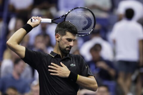 Novak Djokovic shakes off a back problem and reaches the 4th round of the US Open at 38