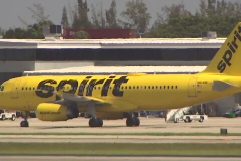 Spirit Airlines podría cerrar este sábado, según le dijo una fuente a NBC News