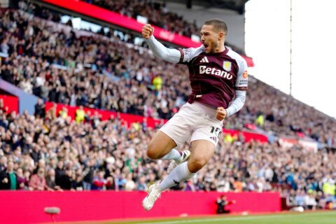 Arsenal scores two late goals to beat Newcastle and close in on Premier League leader Liverpool