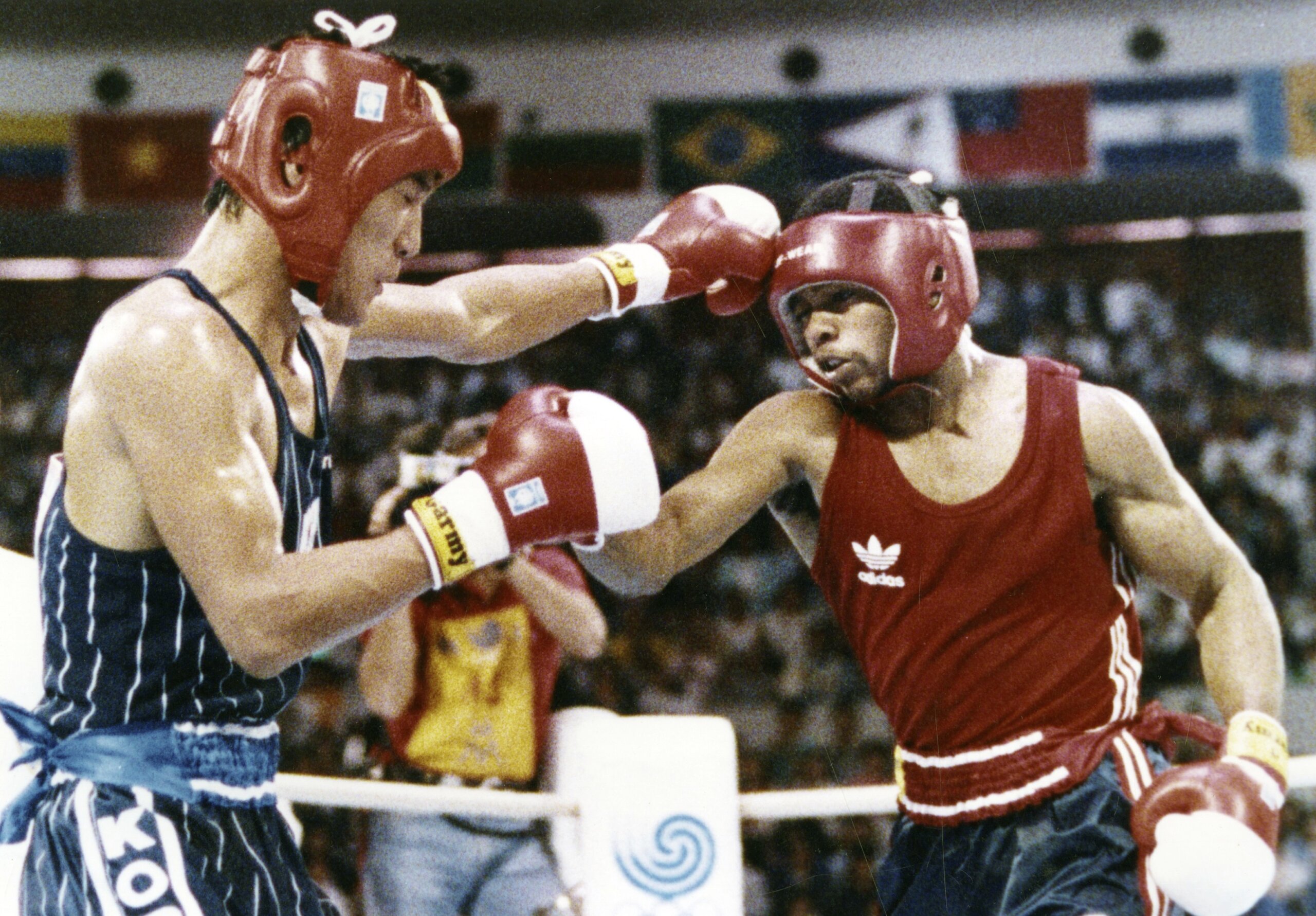 ロイ・ジョーンズ・ジュニアは、彼に物議を醸す勝利を得たボクサーによる1988年のオリンピックの金メダルを与えられた