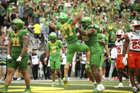 Oregon jumps to No. 4 in AP Top 25 behind Ohio St, Penn St, LSU; Illinois, Florida State into top 10