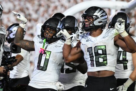 Oregon moves to No. 2 behind Buckeyes in AP poll; Rebels, Sooners join top 5; Alabama back in top 10