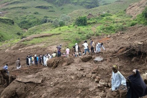Sudanese authorities bury hundreds of victims of Darfur landslide