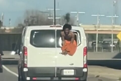 En video: prisionero cuelga de ventanilla en autopista interestatal de EEUU
