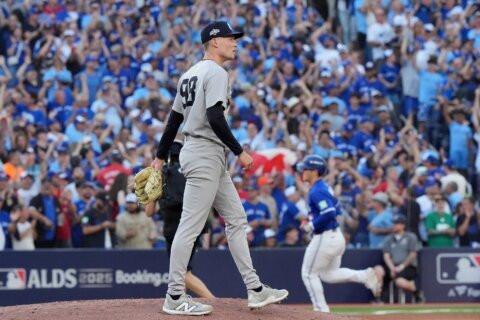 Yankees head home facing elimination after back-to-back beatdowns in Toronto
