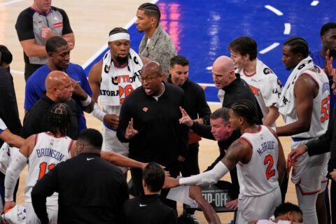 Mike Brown gets a win and a hug from Spike Lee in his first game as Knicks coach