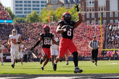 Cincinnati uses fast start to take down No. 14 Iowa State 38-30