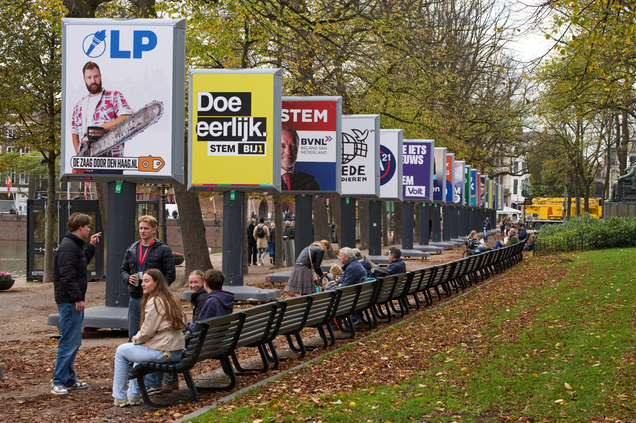 Les électeurs néerlandais se rendent aux urnes pour une élection serrée axée sur le logement et Wilders