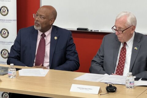 Maryland Democrats hear from federal workers at Bowie town hall