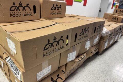 Food banks step up as shutdown leaves federal workers struggling
