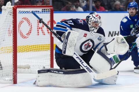 Jets goalie Hellebuyck to undergo arthroscopic procedure on his knee and miss 4 to 6 weeks