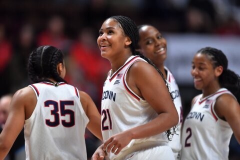 UConn’s narrow victory keeps Huskies No. 1 in women’s AP Top 25, South Carolina, UCLA and Texas next